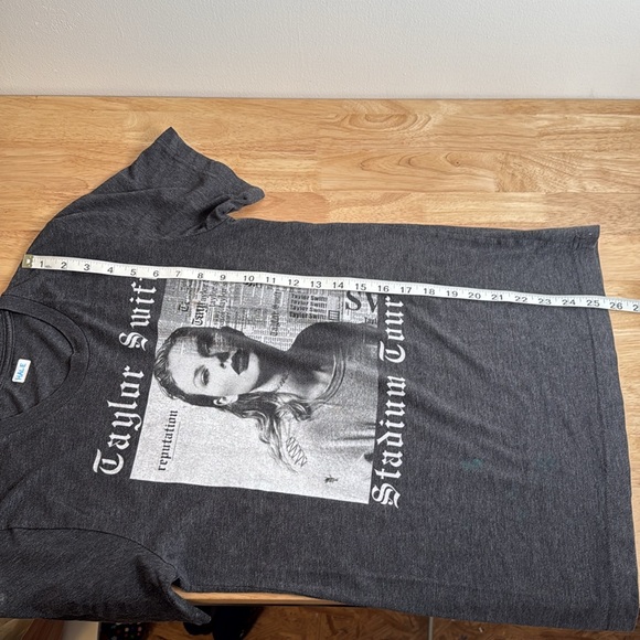 Taylor Swift reputation tour t shirt - Picture 10 of 12